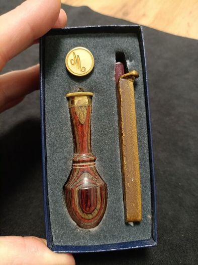 Fine Handmade Fleur de Lis Wax Seal Stamp Kit Vintage Brass Stamp Head Colorful Turned Birchwood Handle Gold tone Stick of Sealing Wax