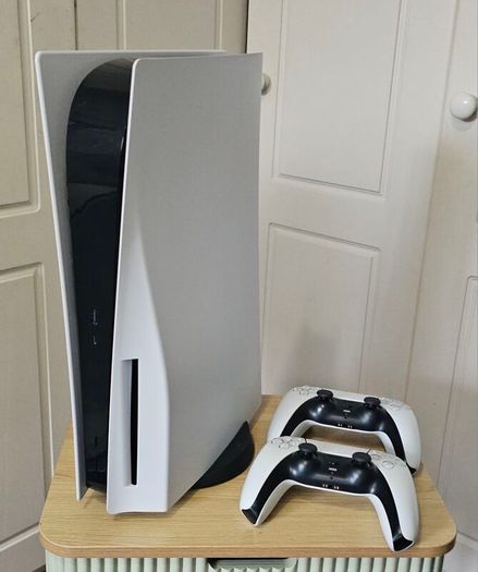 Playstation 5 (PS5) +2 controllers