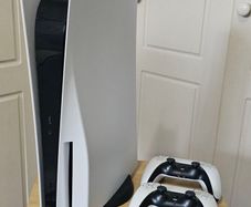 Playstation 5 (PS5) +2 controllers