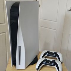 Playstation 5 (PS5) +2 controllers