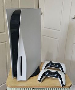 Playstation 5 (PS5) +2 controllers
