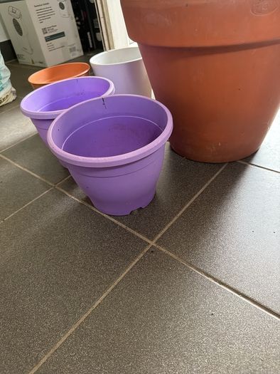 6 plant pots 3 ceramic and 3 plastic