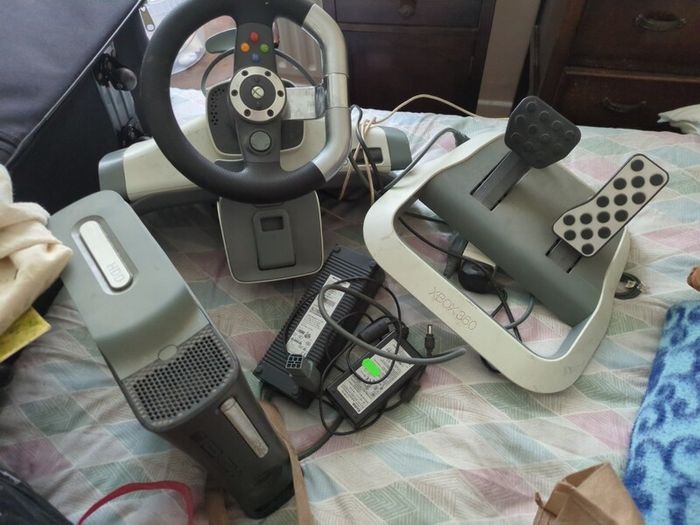 Xbox360. console, official steering wheel + games