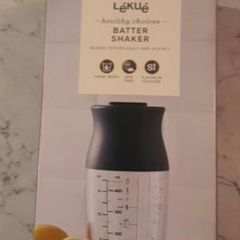 Batter shaker by Lekue