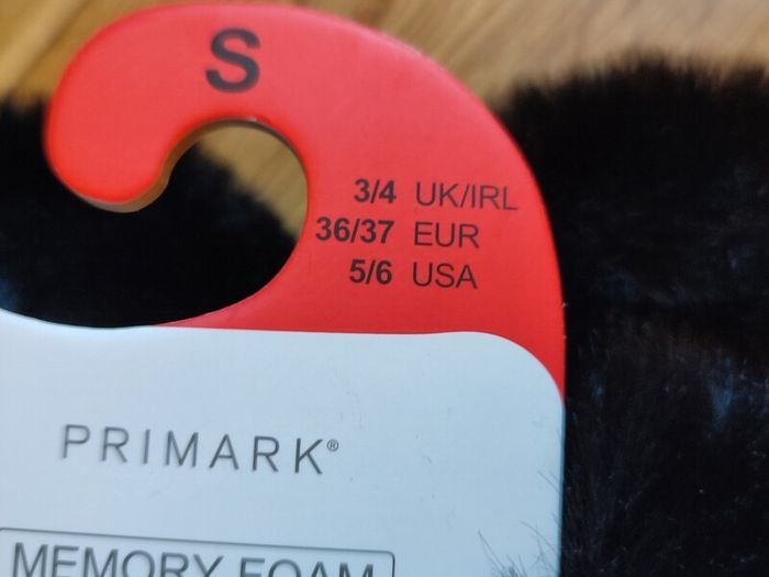 BNWT Size 3/4 fluffy slippers