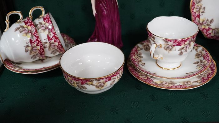Vintage Arklow Bone China 21-Piece Tea Set