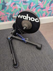 Wahoo KICKR v5 (2020) Smart Trainer + Training mat | Excellent Condition