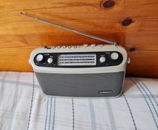 Roberts classic 928 radio silver R9928 works perfectly
