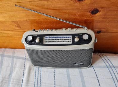 Roberts classic 928 radio silver R9928 works perfectly