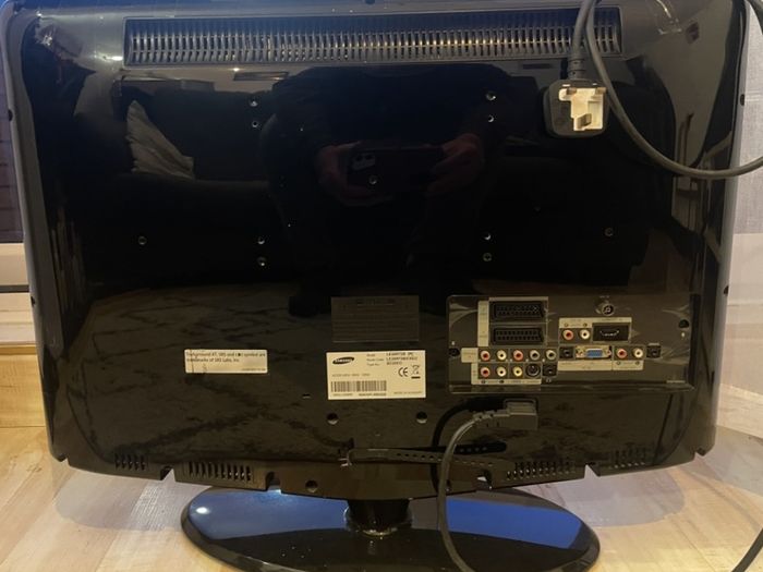 Samsung flatscreen with remote