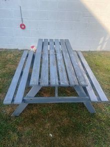 Picnic table