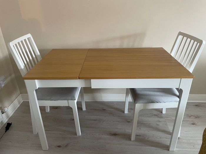 Extendable dining table and chairs