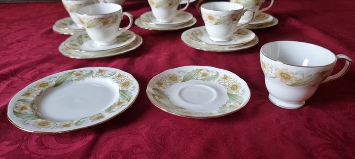 20 Piece Duchess Greensleeves Pattern Bone China Gold Gilt Tea Set For 6 Person Setting Made in England