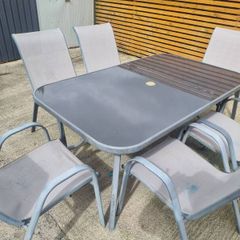 Outdoor table and 6  chairs