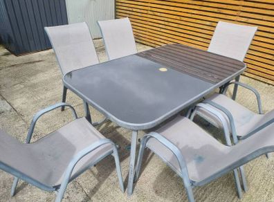 Outdoor table and 6  chairs