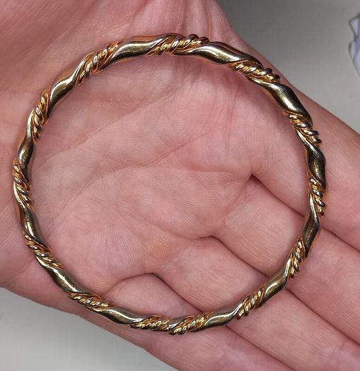 Vintage jewelry is sold individually for 5 to 10 euros