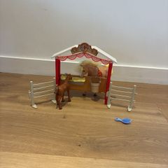 Horse & stable