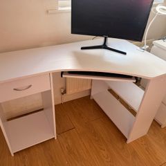 White corner computer desk, 120cm wide, 79cm deep and 76cm high