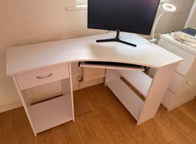 White corner computer desk, 120cm wide, 79cm deep and 76cm high