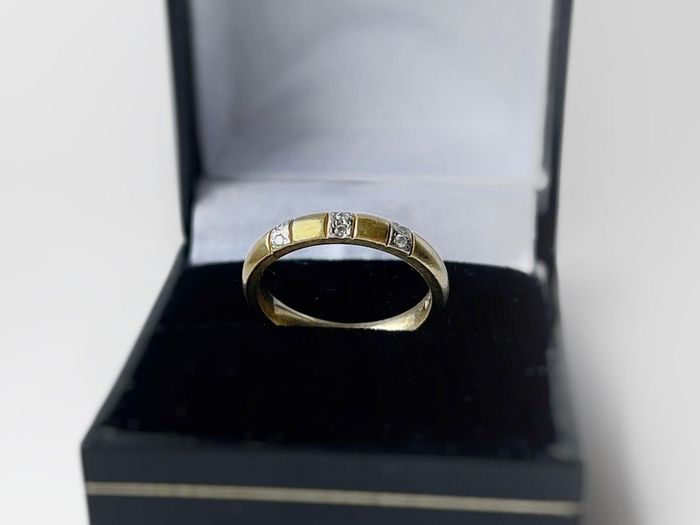 18k Yellow Gold Ring With Diamonds - 4.13 Grams