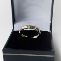 18k Yellow Gold Ring With Diamonds - 4.13 Grams