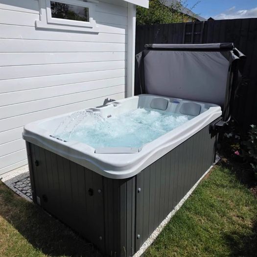 Brand New With Free Delivery on This 3 Person Hot Tub