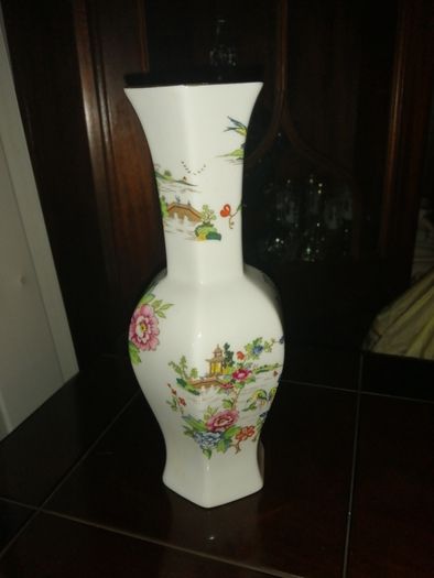 Crown porcelain vase