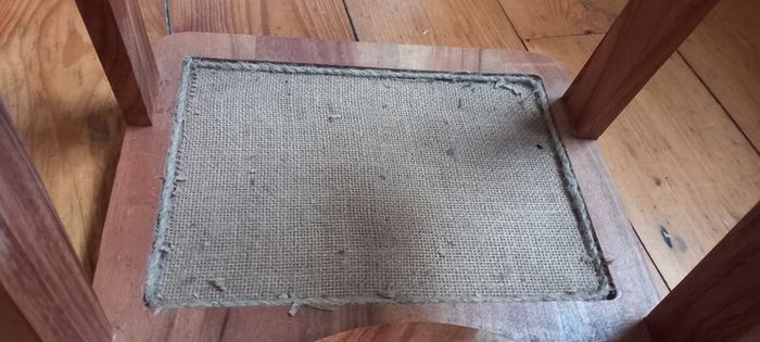 Premium cat scratching station
