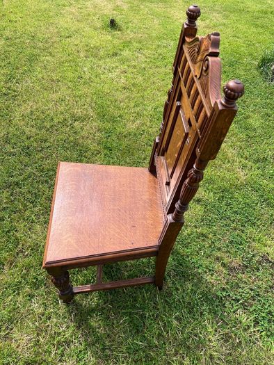 A charming pair of late Victorian carved oak Hall chairs richly modelled,  Cirka 1890's.