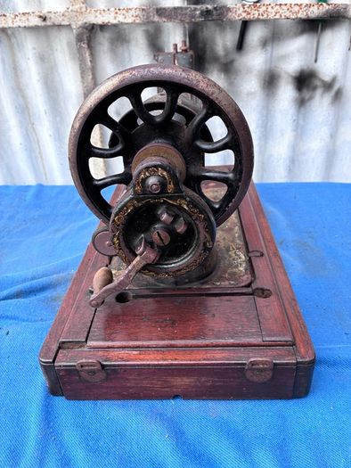Singer sewing machine with case