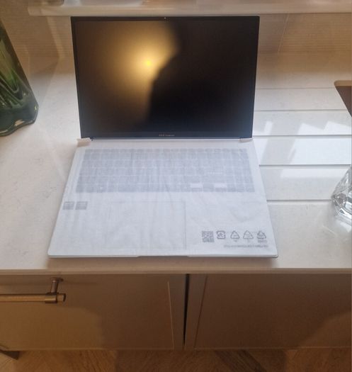 ASUS Vivobook 16