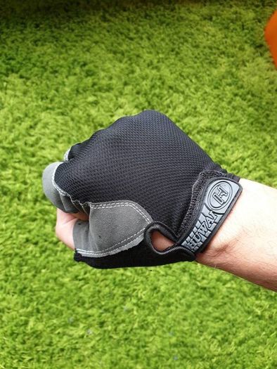 Gym gloves. Fingerless gloves. Cycling gloves. Work gloves. Carpenter gloves. Weightlifting. Workout.  Fitness.  Bodybuilding