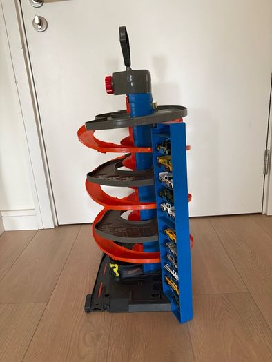 Hotwheels Garage & 22 Hotwheels cars