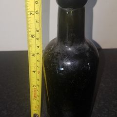 blob plain bottle prefect condition no chips or cracks,,rim prefect, collectors item,hard to come by ,,buyer pays postage or collects thank you.