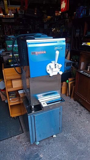 Frigomat kiss1 ice-cream machine (like new)
