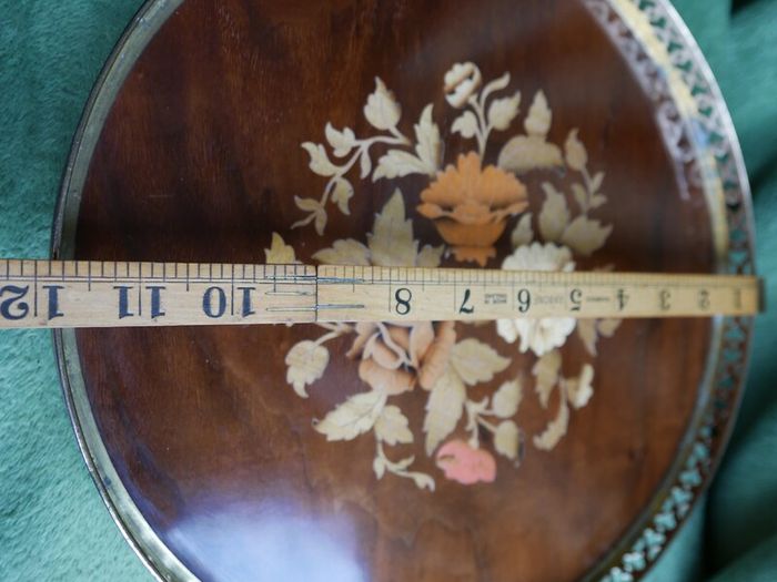Vintage Beautiful Italian round Sorrento serving tray with burl wood inlay in a brass frame for serving trolleys/tea carts.