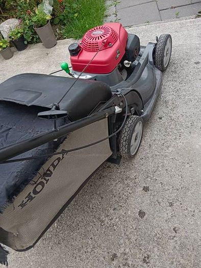 Honda HRX537 self drive lawnmower with 23 inch mulching plastic deck, in good condition. Sold as you seen