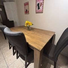 Dining table & 4 Chairs