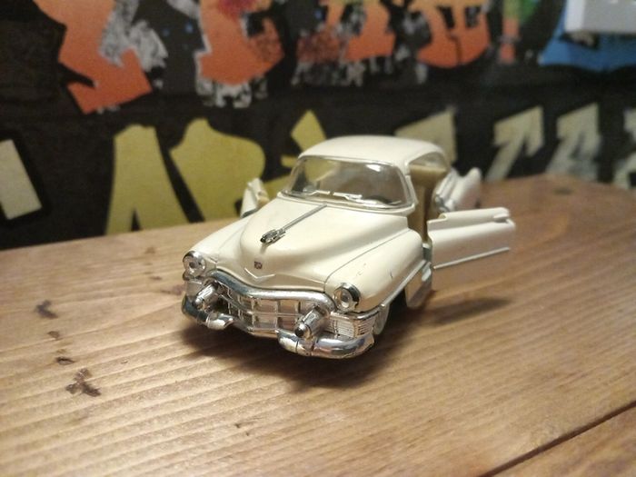 Kinsmart 1953 Cadillac Series 62 Coupe 1:43 Scale Die-cast Car kids children gift present Collectable play