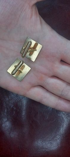 Vintage jewelry is sold individually for 5 to 10 euros