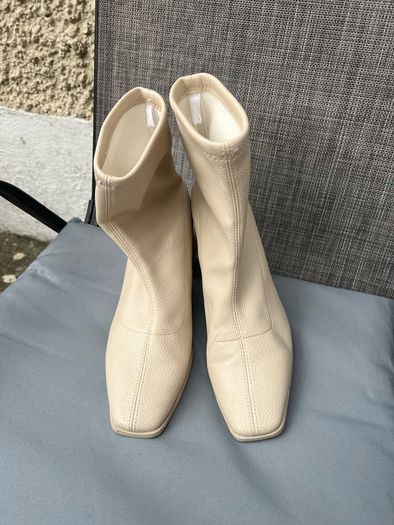 Ladies boots size 6 like new