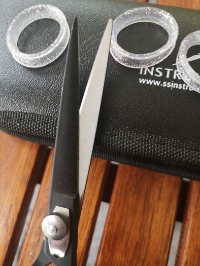 Instrument hair cutting sissors