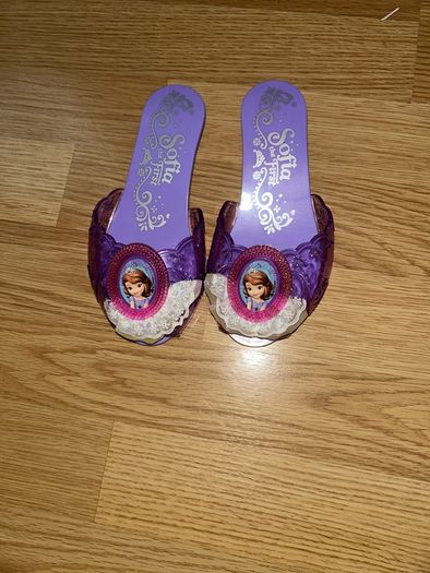 dress up Sofia the first heals