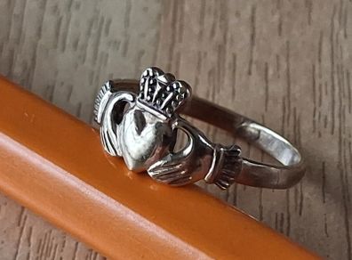 9 ct gold kid's claddagh ring small size