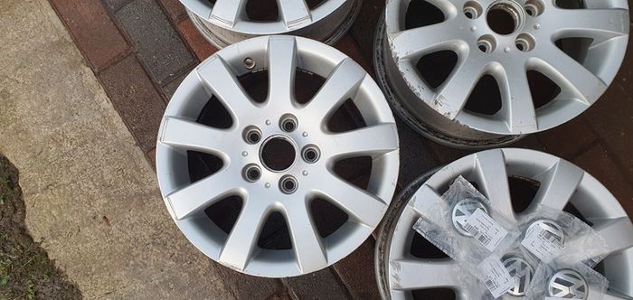 Genuine VW 15 inch alloys with new centre caps