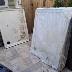 2 Shower trays