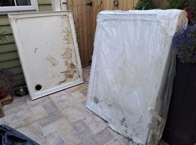 2 Shower trays