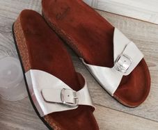 Clarks ladies slip on sandals with metallic silver strap & buckle with cork footbed UK 5.5.. EUR 38.5
