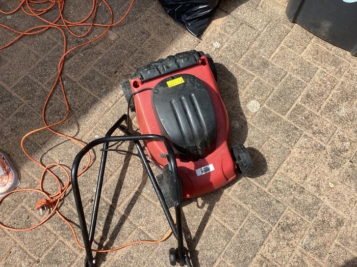 Electric lawnmower