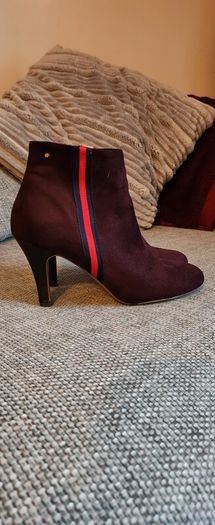 Gorgeous pair of Plum/Purple boots from Kate Appleby size 5